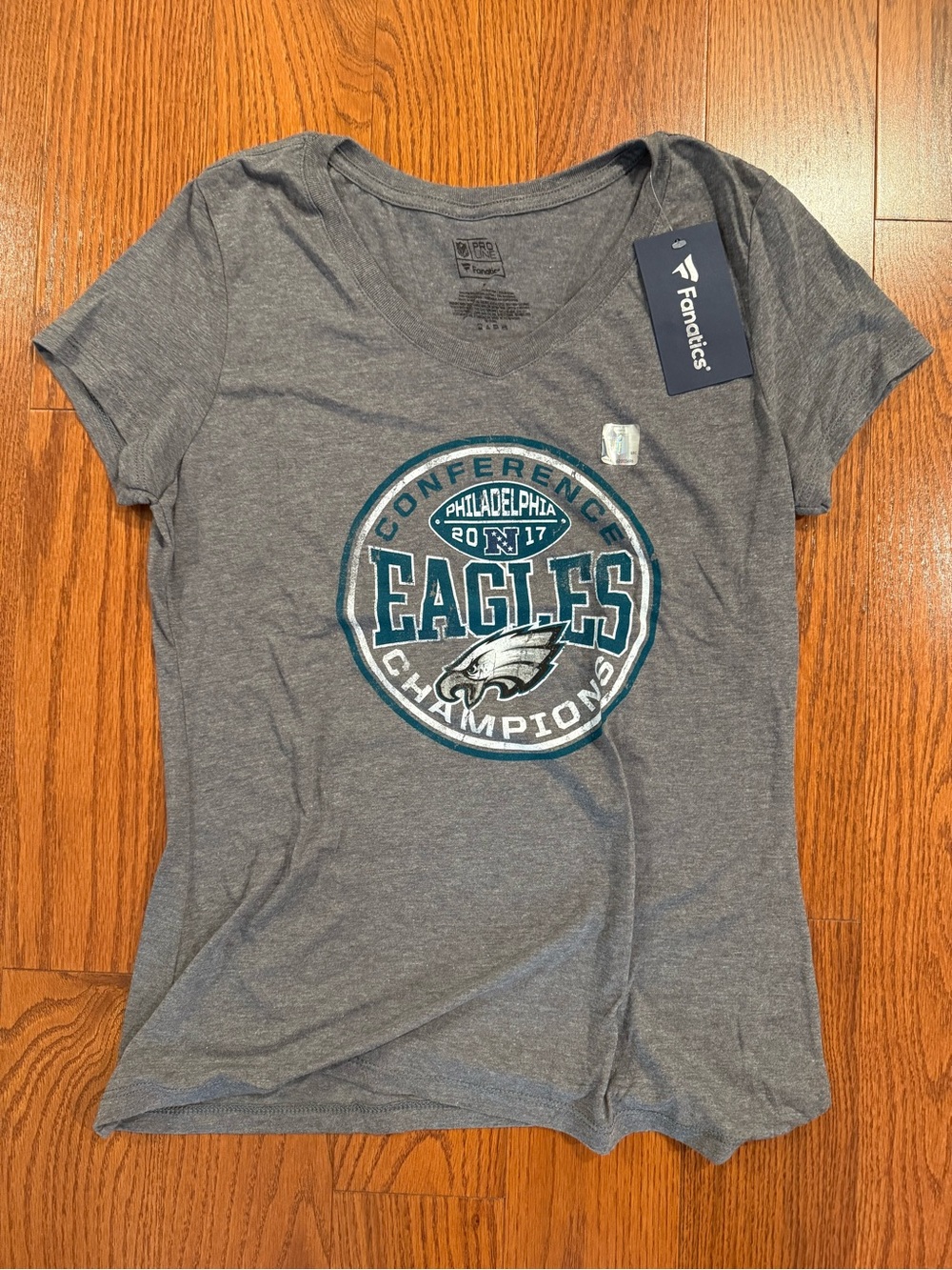 Philadelphia Eagles Fanatics Gray V‑Neck NFL Fan Tee 2017 NWT size s